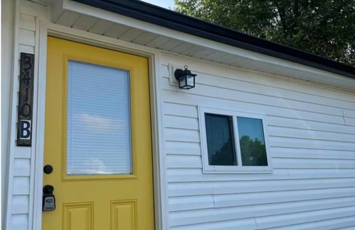 Goldsboro Apartment | Yellow door apartment