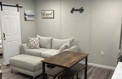 Goldsboro Apartment | Yellow door apartment