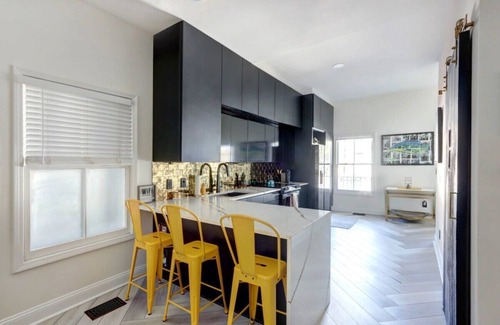 Dixon Park Apartment | Yellow Door Inn, Modern | Dog-Friendly | Mini Golf!