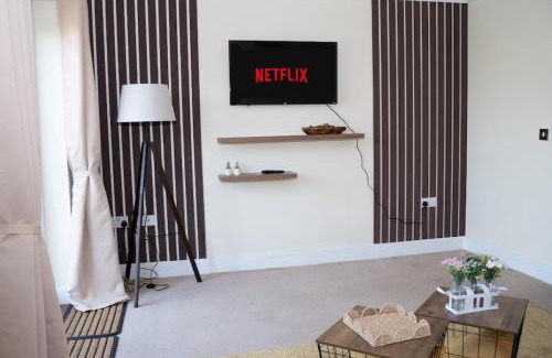 Swindon Apartment | Yellow Haven spacious quiet free parking sleeps 7