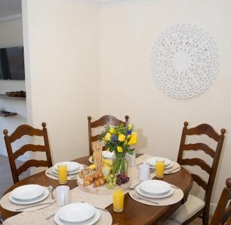 Swindon Apartment | Yellow Haven spacious quiet free parking sleeps 7