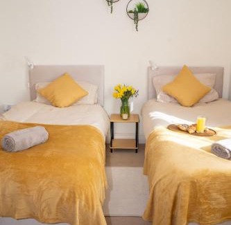 Swindon Apartment | Yellow Haven spacious quiet free parking sleeps 7