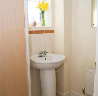 Swindon Apartment | Yellow Haven spacious quiet free parking sleeps 7