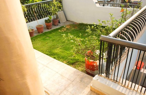 Jabalpur House | Yellow Homestay - Modern 2BHK AC stay