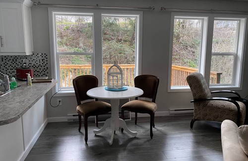View Royal House | Yellow House Living - 2 bedroom Carriage House