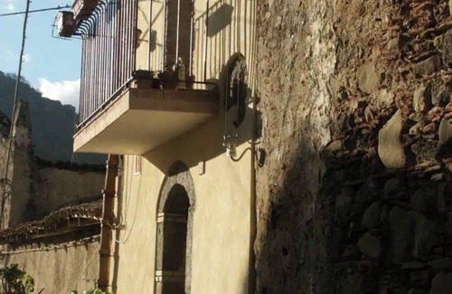 Francavilla di Sicilia House | Yellow house in Sicilian style