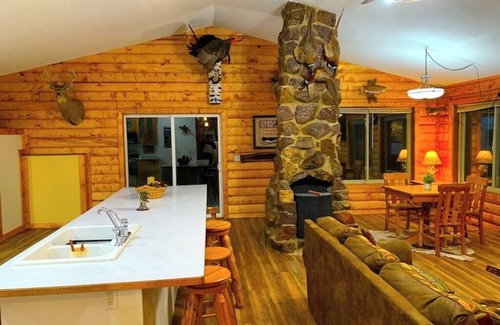 Linton Cabin | Yellow River Lodge 6-bedroom cabin w/Pool &Hot Tub & Pool Table