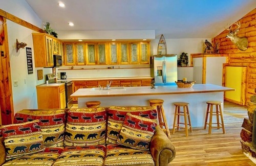 Linton Cabin | Yellow River Lodge 6-bedroom cabin w/Pool &Hot Tub & Pool Table