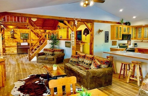 Linton Cabin | Yellow River Lodge 6-bedroom cabin w/Pool &Hot Tub & Pool Table