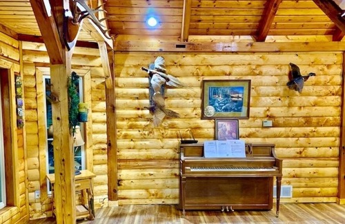 Linton Cabin | Yellow River Lodge w/ outdoor Hot Tub Jacuzzi & Pool