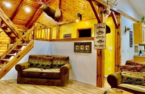 Linton Cabin | Yellow River Lodge w/ outdoor Hot Tub Jacuzzi & Pool
