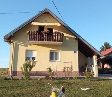 Irinovac Apartment | Yellow Rose