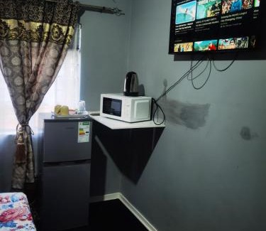 Greater Johannesburg Metropolitan Area House | Yellow Stars Guesthouse 1hr 2hrs 3hrs Day Rest