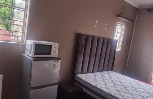 Greater Johannesburg Metropolitan Area House | Yellow Stars Guesthouse 1hr 2hrs 3hrs Day Rest