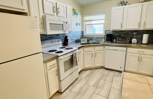 Sand Point Condo | Yellow Sunshine condo close to the beach