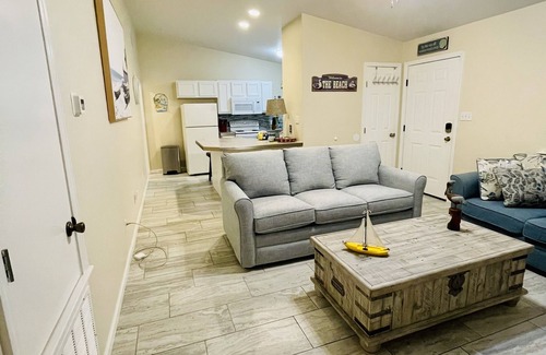 Sand Point Condo | Yellow Sunshine condo close to the beach