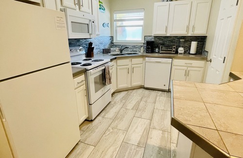 Sand Point Condo | Yellow Sunshine condo close to the beach