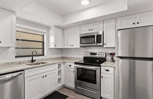 Southern Shores House | Yellow Sunshine Oceanfront Townhouse, Private Balcony