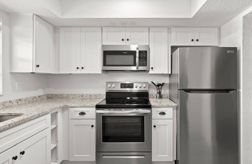 Southern Shores House | Yellow Sunshine Oceanfront Townhouse, Private Balcony