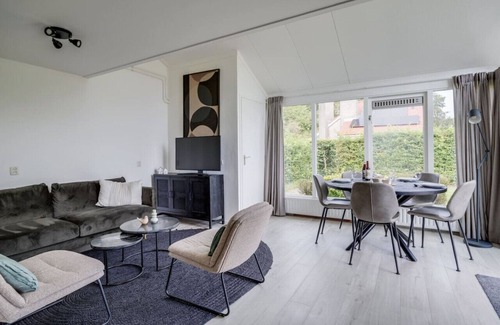 Zwiggelte Apartment | Yellow Warbler I Trendy Home with Outside Diner