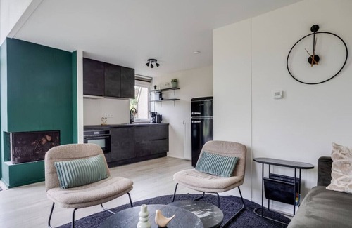 Zwiggelte Apartment | Yellow Warbler I Trendy Home with Outside Diner
