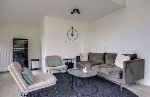 Zwiggelte Apartment | Yellow Warbler I Trendy Home with Outside Diner