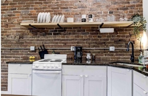 Baxter Springs Apartment | YellowDoor Downtown