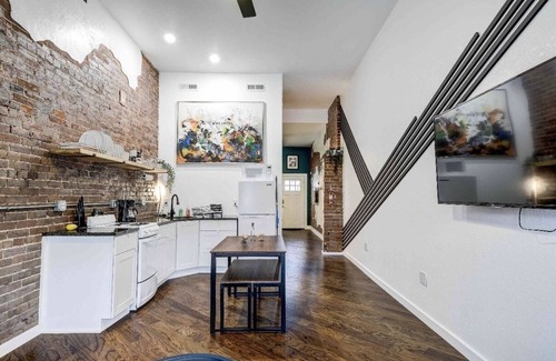 Baxter Springs Apartment | YellowDoor Downtown