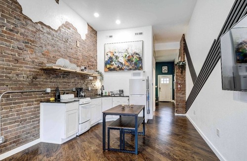 Baxter Springs Apartment | YellowDoor Downtown
