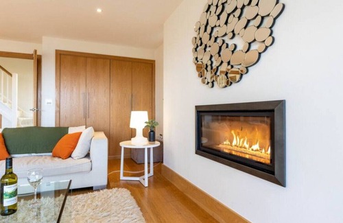 Cirencester Villa | Yellowhammer · Yellowhammer - CW8 - Lakeside Spa Property