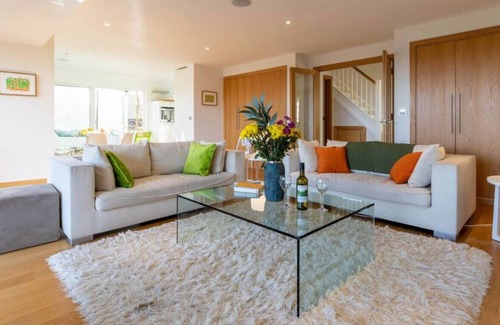 Cirencester Villa | Yellowhammer · Yellowhammer - CW8 - Lakeside Spa Property