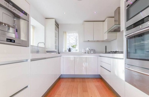 Cirencester Villa | Yellowhammer · Yellowhammer - CW8 - Lakeside Spa Property