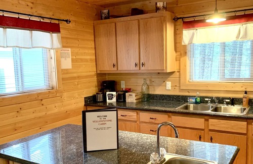 Island Park Cabin | YELLOWSTONE #1 CABIN-King sized bed & private bathroom! Dog friendly! HOT TUB!
