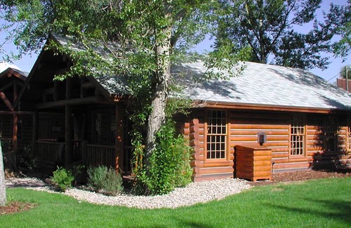 Ennis Cabin | Yellowstone – Cozy Log Cabin in Madison River Valley with Shared Outdoor Pool