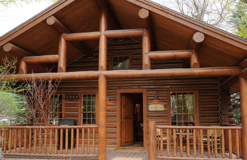 Ennis Cabin | Yellowstone – Cozy Log Cabin in Madison River Valley with Shared Outdoor Pool