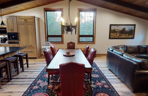 Island Park Cabin | Yellowstone Dreams* 4Br, 2.5Ba, Sleeps 10, Wifi, Bbq Grill, 25 Miles to Yellowstone
