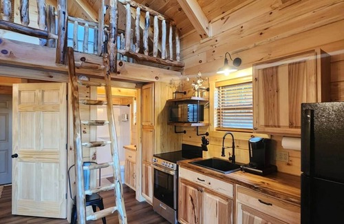 Scio Villa | Yellowstone/Hot Tub-Pet friendly-Lakeview -8 Person Lodge