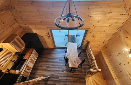 Scio Villa | Yellowstone/Hot Tub-Pet friendly-Lakeview -8 Person Lodge