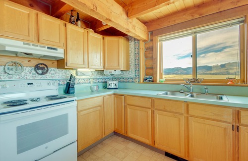 Pray Cabin | Yellowstone Lodge w/Game Room & Panoramic Views