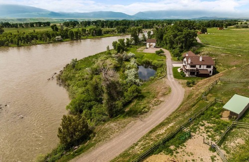 Livingston House | Yellowstone Manor:Livingston