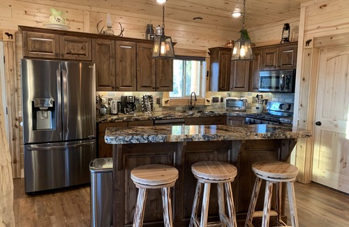 Island Park Cabin | Yellowstone Moose Lodge-10Miles2YNP+Hottub+Wifi+AC