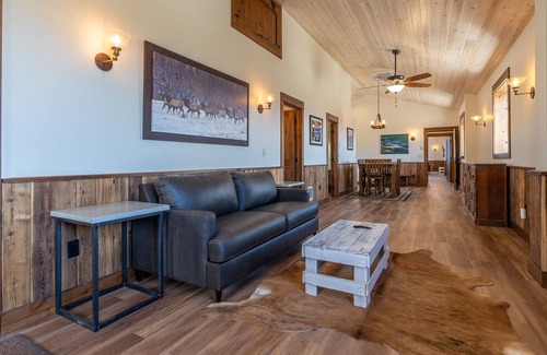 Emigrant House | YELLOWSTONE MOUNTAIN PARADISE VALLEY VIEWS 2 BR Elk Suite