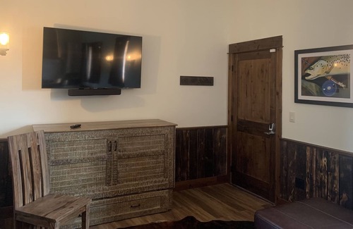 Emigrant House | YELLOWSTONE MOUNTAIN PARADISE VALLEY VIEWS-2 BR The Buffalo suite