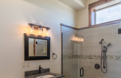 Emigrant House | YELLOWSTONE MOUNTAIN PARADISE VALLEY VIEWS-2 BR The Buffalo suite