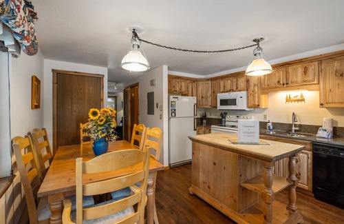 West Yellowstone House | Yellowstone Park entrance 1 Mile away- Homestead 1