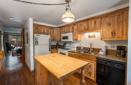 West Yellowstone House | Yellowstone Park entrance 1 Mile away- Homestead 1