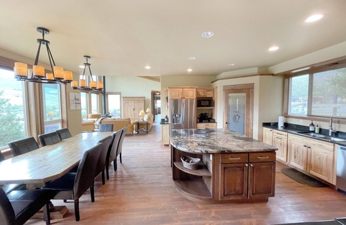 Gardiner House | Yellowstone Riverview Cabin - 4BRs w/Stunning Mountain Views!