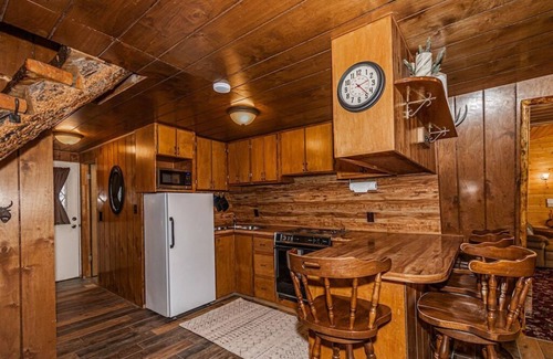 Island Park Cabin | Yellowstone Themed * Sleeps 8+ * WIFI * 1hr to Yellowstone
