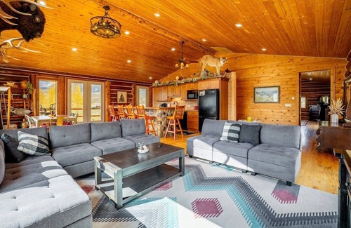 Cody House | Yellowstone Valley Cabin- ideally located retreat, wildlife and mountain views