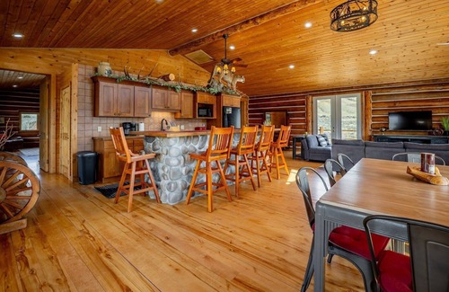 Cody House | Yellowstone Valley Cabin- ideally located retreat, wildlife and mountain views